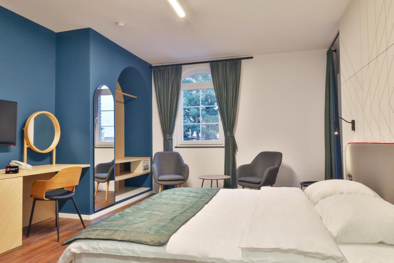 Benelux Hotel Печ Екстериор снимка