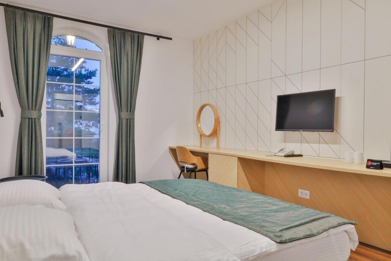 Benelux Hotel Печ Екстериор снимка